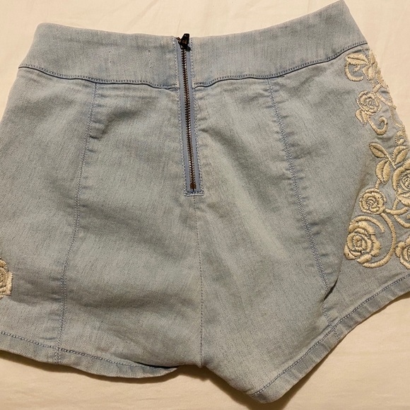 high waisted embroidery shorts - Picture 2 of 3